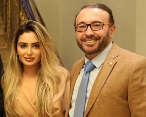 من هو فيصل القاسم ويكيبيديا، راتب فيصل القاسم، ما هي ديانة فيصل القاسم وزوجته وعائلته السيرة الذاتية