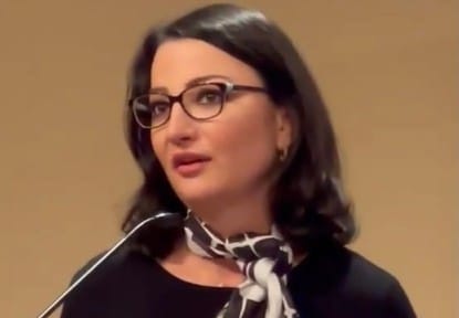 من هي غادة عويس مذيعة الجزيرة ويكيبيديا راتبها وعمرها، ديانة غادة عويس وزوجها السيرة الذاتية