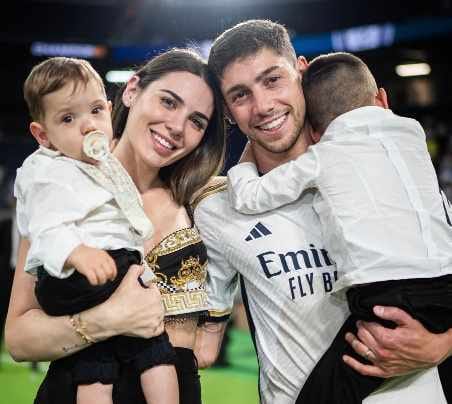 من هو اخو فالفيردي ويكيبيديا، ديانة اللاعب فالفيردي, طوله, وزنه, راتبه, عمره, ابنه, زوجته السيرة الذاتية