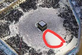 لماذا لا تكتمل دائرة المصلين حول الكعبة إسلام ويب؟ لماذا يظل مثلث فارغ من المصلين في الحرم المكي؟