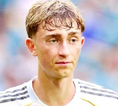 من هو دين هويسين ويكيبيديا عمره اصله طوله مركزه راتبه، ديانة اللاعب ديان هويسين مسلم ام مسيحي السيرة الذاتية