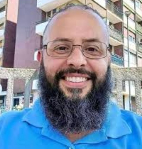 من هو مراد طهاري ويكيبيديا مواليد كم عمره، ديانته، اصل مراد طهاري وزوجته واولاده السيرة الذاتية